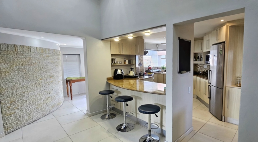 4 Bedroom Property for Sale in Perlemoenbaai Western Cape